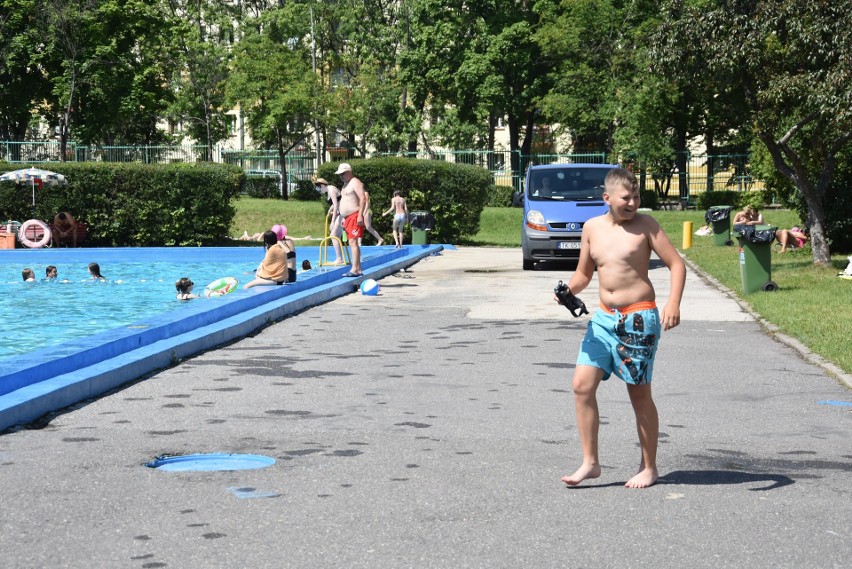 Ogromne zainteresowanie Basenem Letnim w Kielcach. Są miłośnicy pływania, można pograć w piłkę nożną, siatkówkę [ZDJĘCIA, WIDEO]