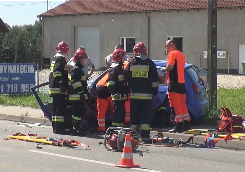 Wypadek w Jeszkowicach. Bela materiału przygniotła kierowcę! (FILM, ZDJĘCIA)