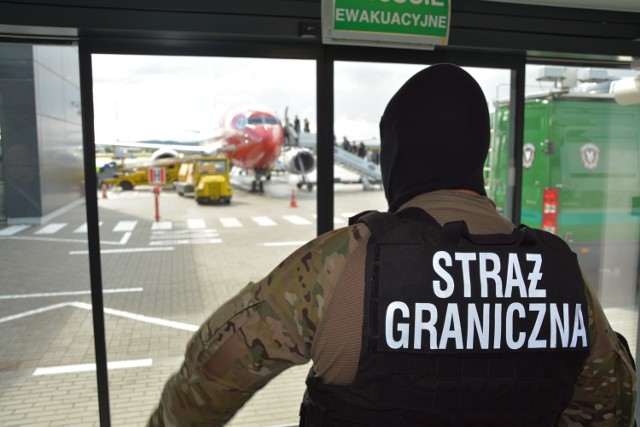 Kolejny "żart" na gdańskim lotnisku. 41-letni mieszkaniec Torunia powiedział, że przewozi dynamit. Nigdzie nie poleciał i dostał mandat.
