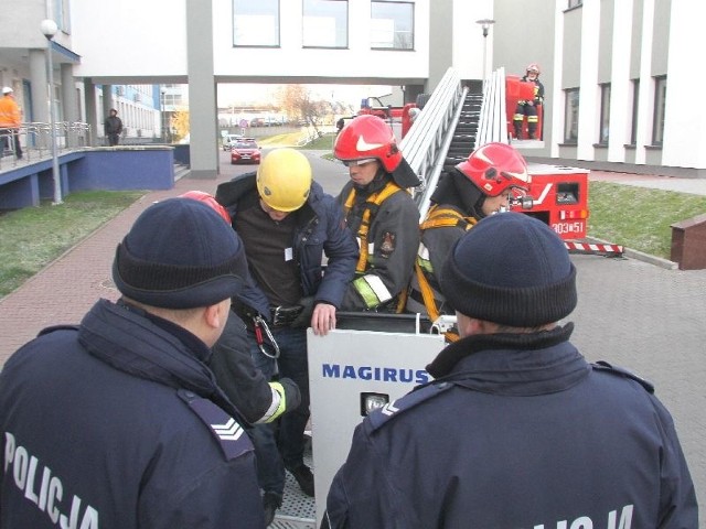 W ćwiczeniach, które zorganizowała komenda miejska Państwowej Straży Pożarnej w Kielcach zaangażowani byli pracownicy Wojewódzkiego Szpitala Zespolonego oraz policja.