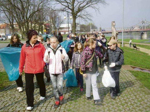 (fot. Michał Szczęch) Krośnieńska młodzież chwyciła za worki i ruszyła brzegami Odry, by je oczyścić i dać przykład innym.