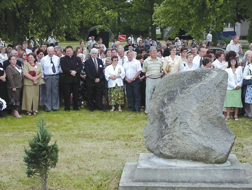 Familia Chodkowskich przy kamieniu pamiątkowym I zjazdu, Wojciech Chodkowski stoi za senatorem Chodkowskim