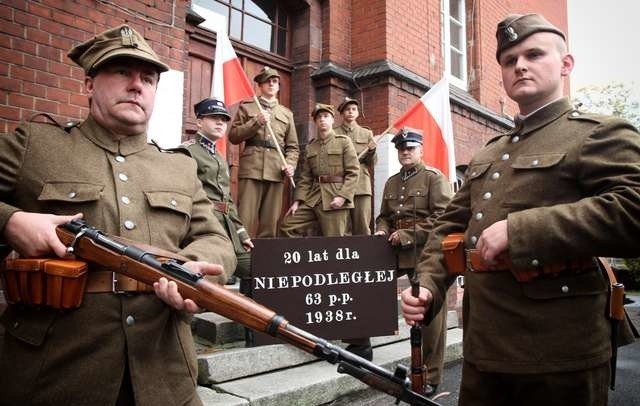 Uczniowie i opiekunowie z Muzeum Historyczno-Wojskowego, działającego przy I LO w Toruniu, specjalnie przygotowali się na Narodowe Święto Niepodległości. We wtorek w strojach z epoki przemaszerują przez starówkę