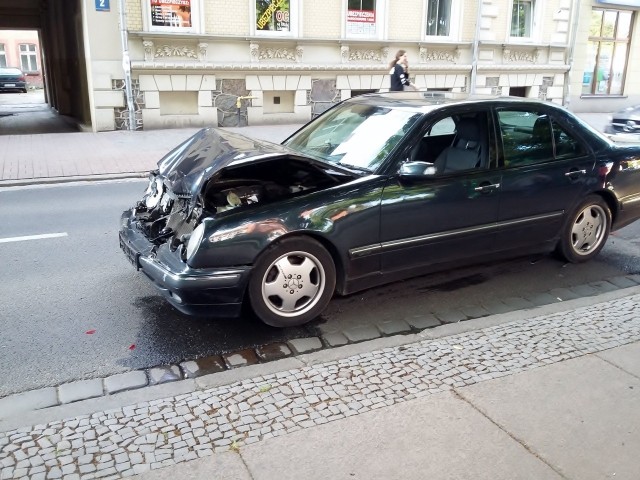 Niezachowanie bezpiecznej odległości od poprzedzającego samochodu marki Audi, było przyczyną kolizji na ul. Tuwima w Słupsku.Zdarzenie miało miejsce dzisiaj (wtorek, 11.07) przed godz. 19. Poszkodowany w tej kolizji trafił do szpitala.