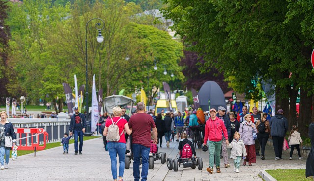 Krynica-Zdrój znowu tętni życiem. W czerwcowy długi weekend uzdrowisko odwiedzały tłumy turystów