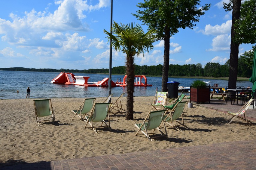 Ceny zarówno na plaży w Głębokim, jak i w Pszczewie, według...