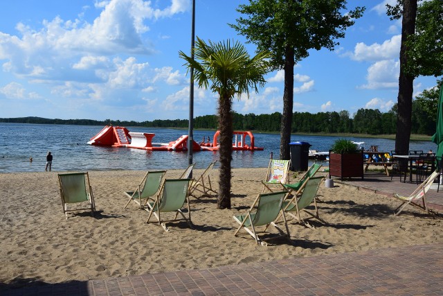 Ceny zarówno na plaży w Głębokim, jak i w Pszczewie, według opinii osób, które były tam przed rokiem, ale i zawitały do tych ośrodków w ten sezon, nie wzrosły. Co jednak nie oznacza, że należą do niskich. Jeżeli chodzi o plażę miejską na Głębokim, to może to wynikać m.in. z faktu, że w porównaniu z ubiegłym rokiem, choć był to szczyt pandemii, to obecnie turystów przybyło tutaj w lipcu znacznie mniej, niż na początku lipca 2020 r. Jeszcze inna sprawa to standard lokali. Standard punktów gastronomicznych na plaży pszczewskiej jest znacznie wyższy niż w większości (nie we wszystkich) lokalach na Głębokim.  Tak więc słysząc o wręcz horrendalnych w tym sezonie cenach w lokalach gastronomicznych nad Bałtykiem, to warto się zastanowić czy jednak najbliższego upalnego ponoć weekendu nie spędzić na Ziemi Międzyrzeckiej. Nie będzie tanio, ale na pewno taniej i spokojniej niż nad morzem, woda czysta, takich tłumów nie ma, a jak ktoś zechce to znajdzie tutaj miejsca bardzo ustronne. Jedno jest pewne, jadąc do Głębokiego, jak i do Pszczewa na pewno nie utkniemy w korkach. Wideo: Głębokie - katastrofa ekologiczna. Dzieci bawią się tam, gdzie było jezioro!