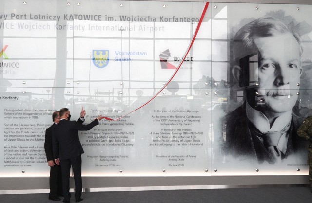 Odsłonięcie tablicy Wojciecha Korfantego na lotnisku i wystawa w nowym terminalu B