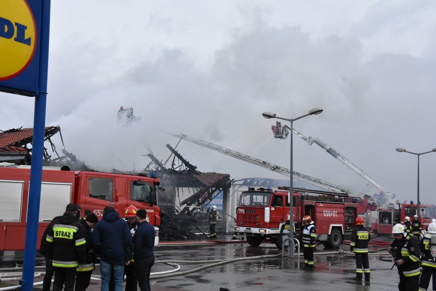 Lidl z Wadowic spłonął w godzinę. Drewniana konstrukcja dachu zawaliła się jeszcze szybciej