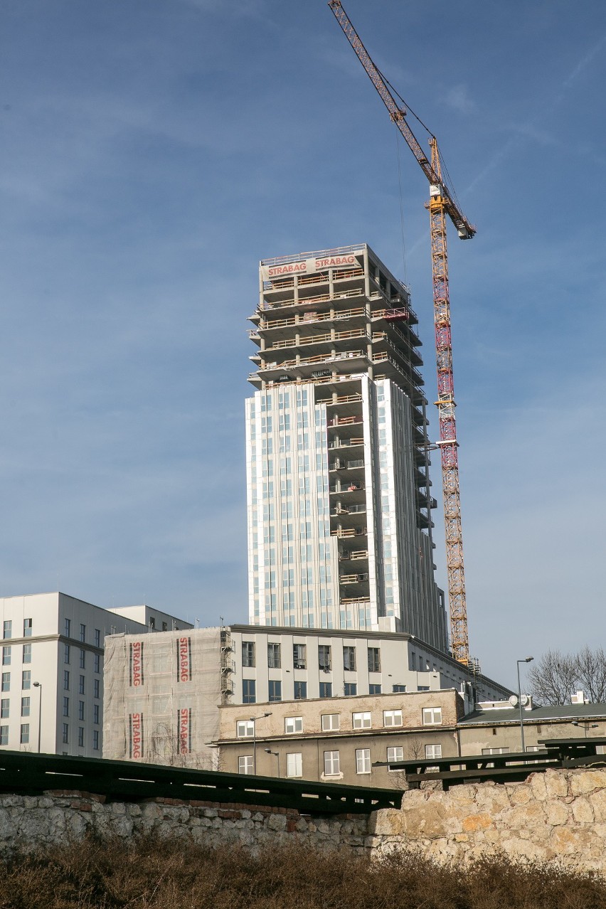 Kraków. Kłopoty z budową Unity Tower. Wykonawca zabrał głos. Podaje nowy termin zakończenia prac