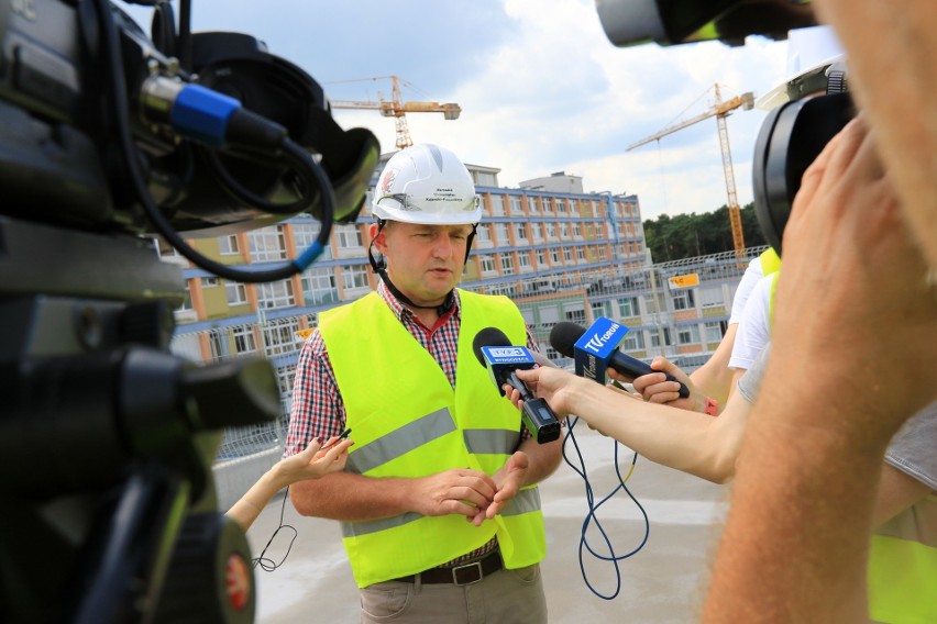 Marszałek Piotr Całbecki na budowie nowego szpitala na...