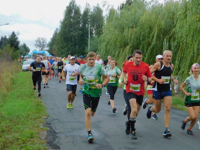 Tak biegli Leśną Dyszkę w Wierzbicy w 2019 roku.