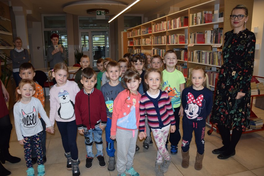 Będzie fajny konkurs o liczbach - dowiedziły się przeszkolaki z Piotrkowa, ktore odwiedziły radziejowską bibliotekę