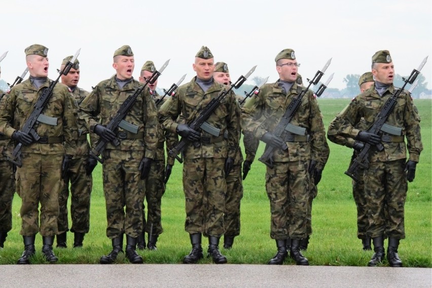 VII Piknik Śmigłowcowy rozpoczął się od uroczystej zbiórki,...