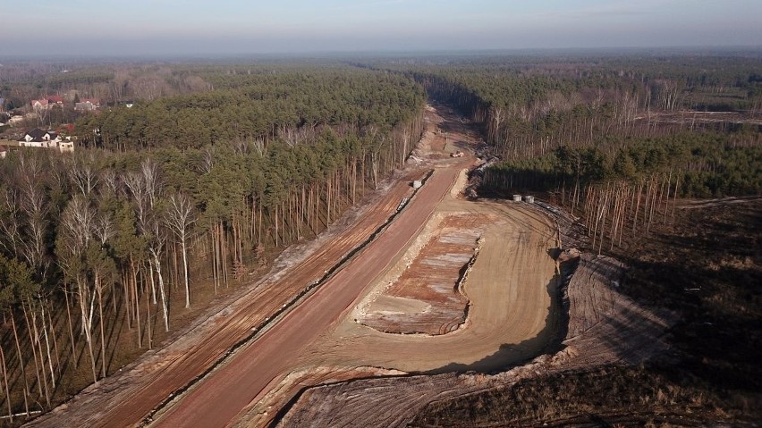 Budowa obwodnicy Włoszczowy. Aura nie przeszkadza, trwają prace ziemne [ZDJĘCIA, FILM Z DRONA] 