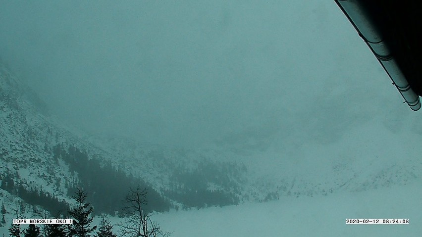 Tatry. Wyjątkowe trudne warunki w górach. Silny wiatr, zamieć śnieżna