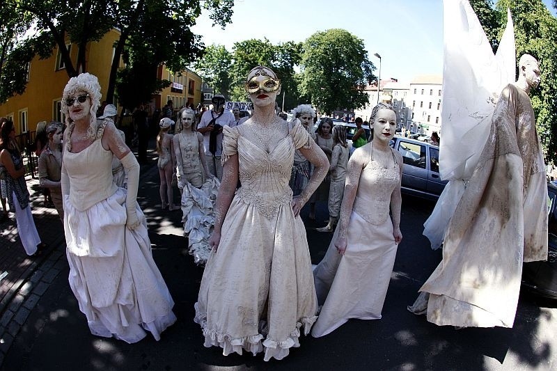 Glinoludy paradują po Bolesławcu (ZDJĘCIA)