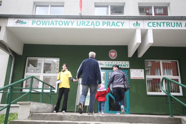 Bezrobotni w urzędzie pracy w Opolu mogą teraz wydrukować sobie oferty pracy z infomatu.