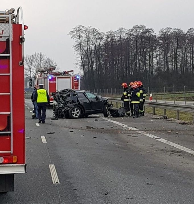 Wypadek na S14 pod Pabianicami. Tir uderzył w stojącego nissana!