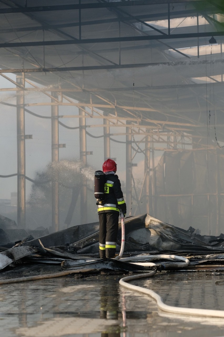 Zakrzewo: Ogromny pożar hali w stoczni produkującej jachty. Słup dymu widać z Poznania