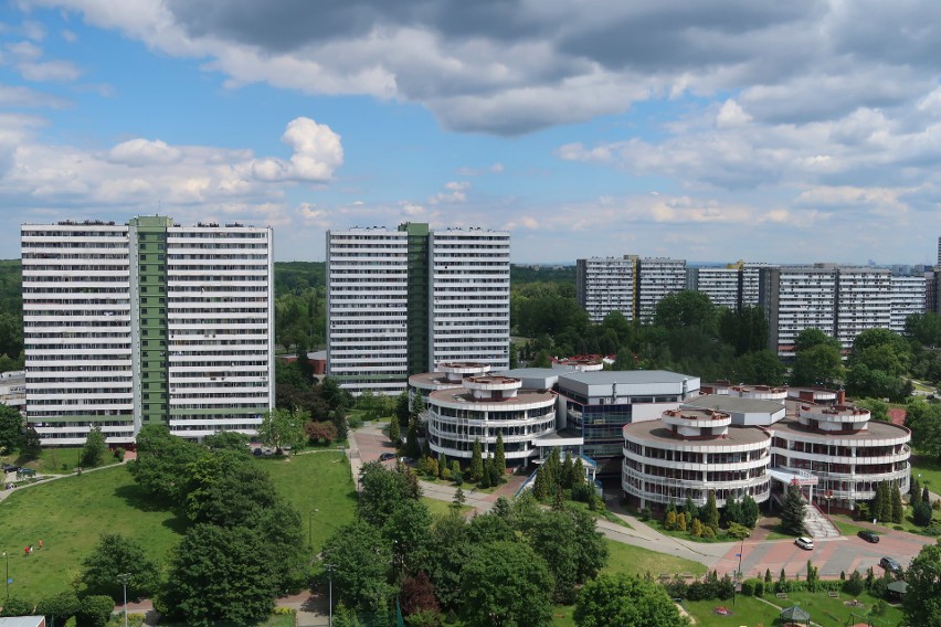 Oto widoki z 13. i 18. pietra bloków na osiedlu Tysiąclecia...