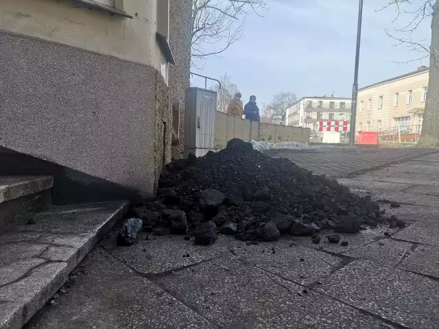 Związkowcy wysypali węgiel przed biurem europoseł Izabeli Kloc w Mikołowie.Zobacz kolejne zdjęcia. Przesuwaj zdjęcia w prawo - naciśnij strzałkę lub przycisk NASTĘPNE