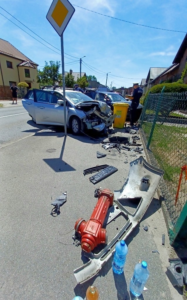 Wypadek na Okulickiego we Wrocławiu. Kierowca był pijany i chciał ucieć. Zatrzymali go przechodnie