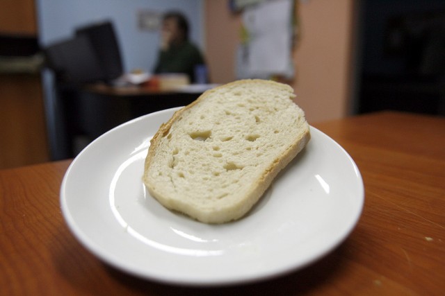 Post o suchym chlebie nie jest dobrym pomysłem i przede wszystkim niebezpiecznym.
