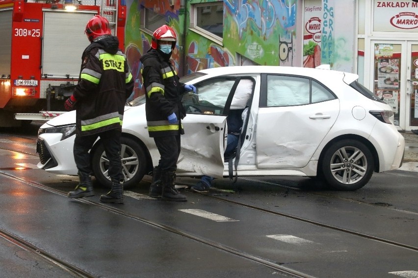 Wypadek dwóch aut na Nadodrzu. Jedna osoba ranna [ZDJĘCIA]