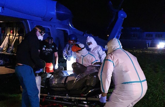 Policyjny black hawk przyleciał do Radomia po chorą na COVID-19 pielęgniarkę w ciężkim stanie.