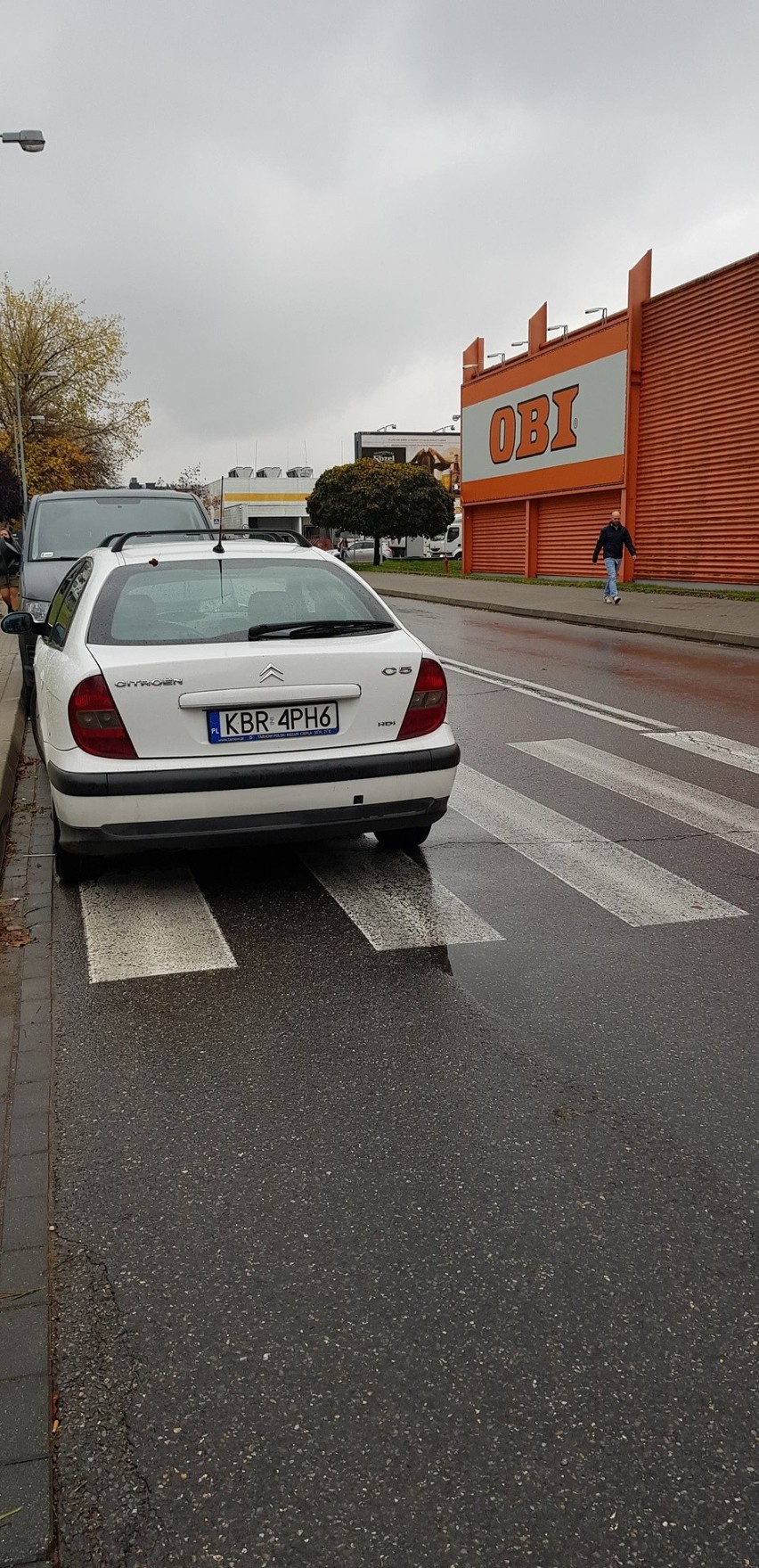 Samochody parkują, gdzie chcą, nawet na przejściu dla...