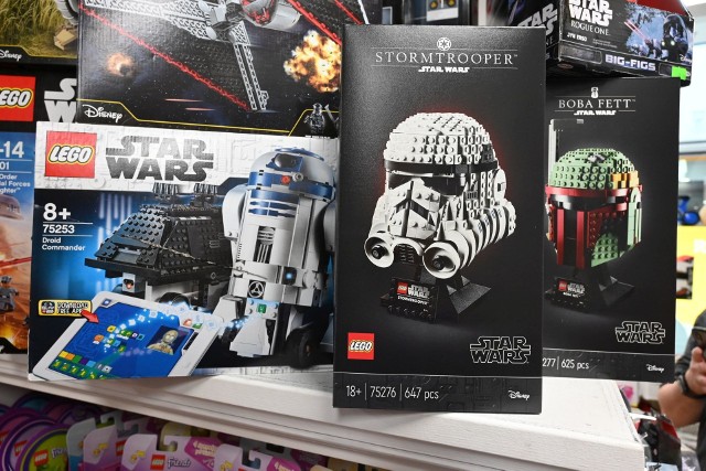 Wielkimi krokami zbliża się poniedziałek, 1 czerwca, a wraz z nim Dzień Dziecka. To najwyższy czas, by rozejrzeć się za prezentami dla naszych pociech.Odwiedziliśmy Galerię Zabawek w kieleckiej Galerii Echo i sprawdziliśmy jakie prezenty dla chłopca cieszą się największą popularnością oraz w jakiej są cenie.Na zdjęciu: Klocki Lego, edycja Star Wars - cena 280 złotych.>>> Kolejne ciekawe prezenty na następnych slajdach