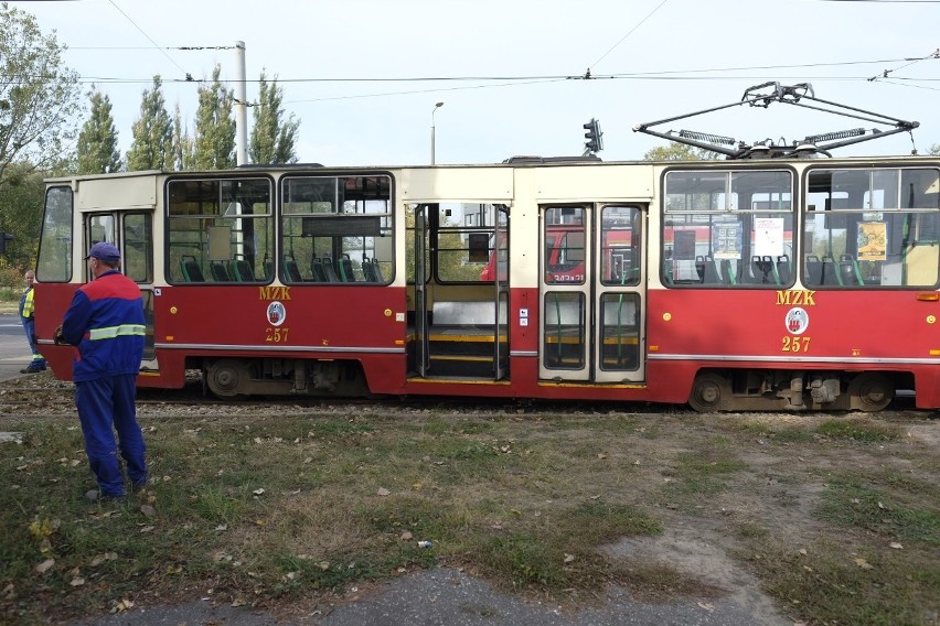 Wykolejony tramwaj po zderzeniu z autobusem na ulicy Wschodniej. Są ranni