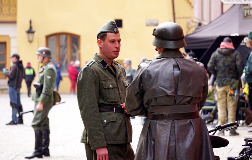 Wstrząsające sceny na Starym Mieście – egzekucja na Rynku. Filmowcy kręcą film o Polce, która w czasie II wojny światowej ratowała Żydów