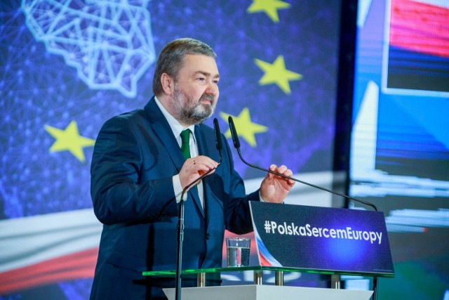 Prof. Karol Karski jest posłem do Parlamentu Europejskiego od 2014 r. z okręgu obejmującego województwo warmińsko-mazurskie oraz województwo podlaskie.