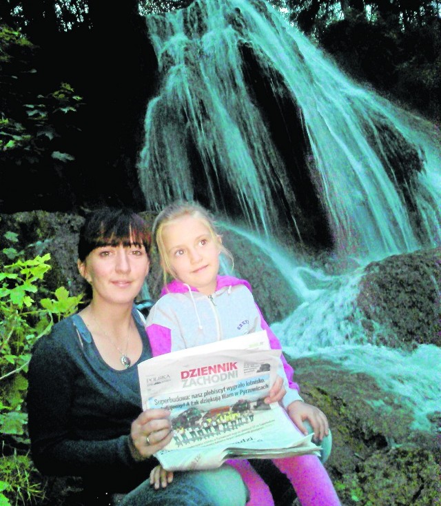 Zdjęcie numer 27. Zrobione na Słowacji przez Dominika Grunda, gdzie sfotografował Magdalenę Grund (żonę) z córką Emilką przy wodospadzie Lucky-kupele