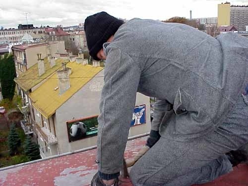 Naprawianie dachu rzeszowskiej komendy policji