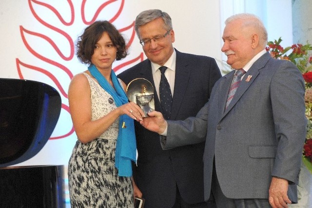Żanna Niemcowa odebrała nagrodę z rąk Lecha Wałęsy.