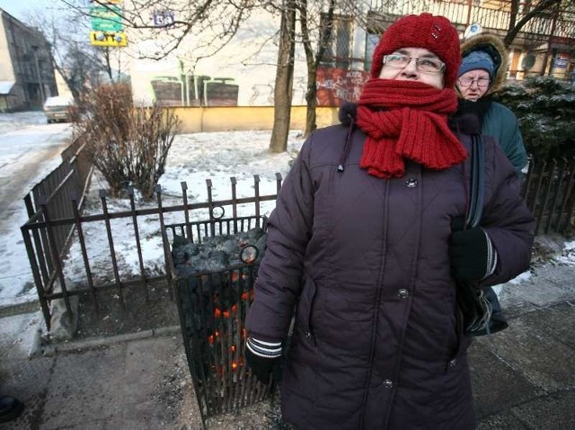 Koksowniki to super rozwiązanie, można ogrzać się czekając na autobus. Wiele ludzi zatrzymuje się, żeby się trochę zagrzać &#8211; cieszy się pani Bogumiła, która czekała na "trójkę&#8221; na przystanku przy "samochodówce&#8221;.