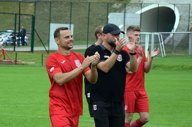 Pomimo prowadzenia 2:0 do przerwy, Huragan Pobiedziska nie zdołał sięgnąć po komplet punktów. Bardzo dobry występ zanotował za to Dawid Ciążyński (na zdjęciu z lewej). 33-letni skrzydłowy zdobył bramkę i dopisał do swojego dorobku czwartą asystę w tym sezonie.