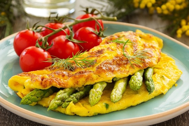 Serowy omlet ze szparagami. Zobacz przepis na to pyszne wiosenno-letnie danie.