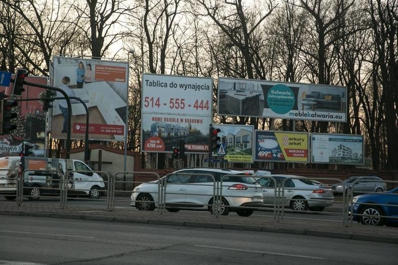 Kraków. Radni odwlekają uchwalenie przepisów, dzięki którym z miasta ma zniknąć ponad połowa reklam