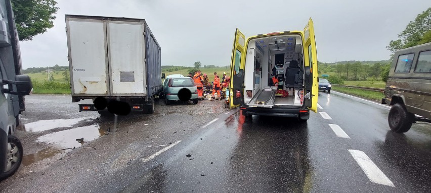 Kierowca opla wymusił pierwszeństwo, z obrażeniami trafił do...