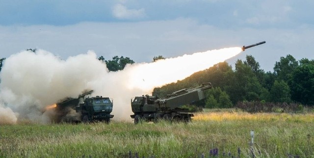 Wyrzutnie rakiet HIMARS pomagają Ukraińcom w walce z okupantem