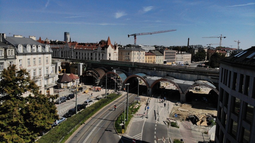 Kraków. Będą duże zmiany w rejonie Hali Targowej. Dodatkowe tory powstaną do czerwca, z przystanku Grzegórzki skorzystamy później [ZDJĘCIA]