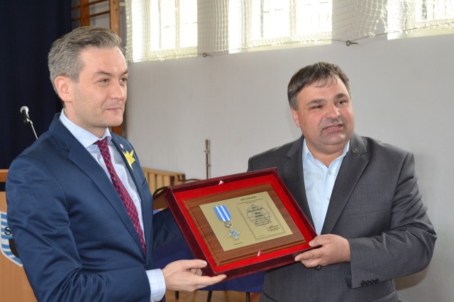 Głównym punktem programu III Słupskiej Konferencji Marynistycznej  było wręczenie odznaczenia prezydentowi Biedroniowi przez Tadeusza Kuśmierskiego, sekretarza generalnego Zarządu Głównego LMIR.