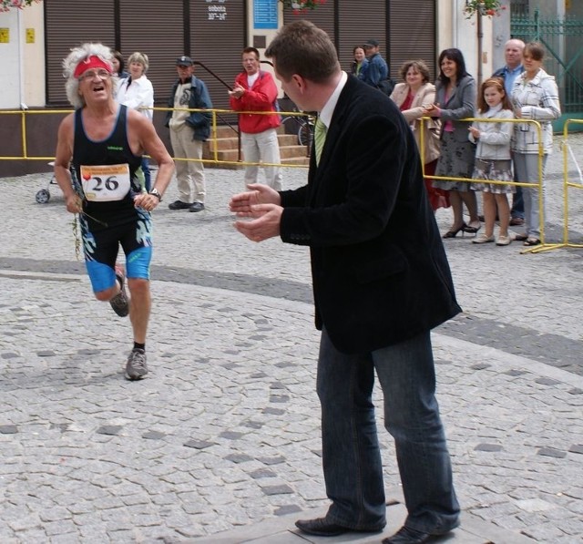Weteran nowosolskiego biegania, Roman Terlikowski podczas ubiegłorocznego Półmaratonu Solan. Dopinguje go Grzegorz Rogula, dyrektor MOSiR.