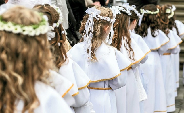 Proboszcz uznał, że dzieci z podmieleckiego Ośrodka Rewalidacyjno-Wychowawczego nie są gotowe na przyjęcie I Komunii Świetej. Jego decyzję poparła tarnowska kuria.