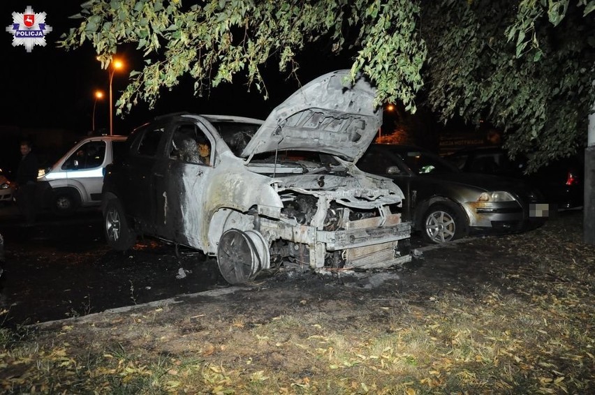 Zamość: W nocy na parkingu spłonęły trzy samochody. Czy to było podpalenie?