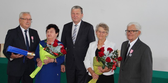 Państwa Teresa i Eugeniusz Stawscy oraz Mirosława i Kazimierz Szyszka zostali odznaczeni Medalami za Długoletnie Pożycie Małżeńskie. Medale wręczył wójt Marek Ryłowicz